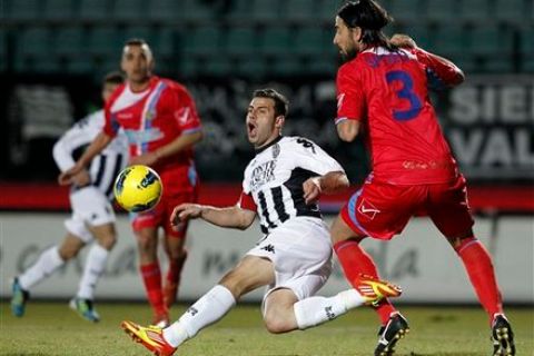 Siena striker Emanuele Calaio' is fouled by Catania defender Nicolas Federico Spolli, right, during a Serie A soccer match at the Artemio Franchi stadium in Siena, Italy, Wednesday, Feb. 22, 2012. (AP Photo/Paolo Lazzeroni)