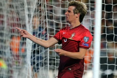 Portugal's Fabio Coentrao celebrates after scoring his side's second goal against Serbia during the Euro 2016 group I qualifying soccer match between Portugal and Serbia at the Luz stadium, in Lisbon, Portugal, Sunday, March 29, 2015. (AP Photo/Francisco Seco)