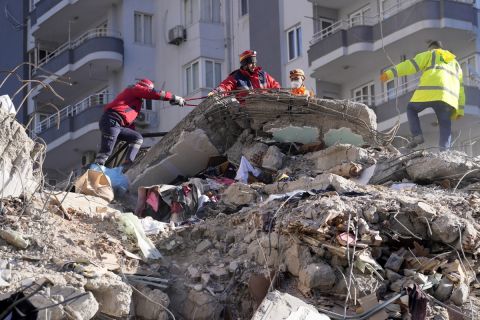 Τα σωστικά συνεργεία ψάχνουν για αγνοούμενους στα συντρίμμια μετά τον σεισμό στην Τουρκία
