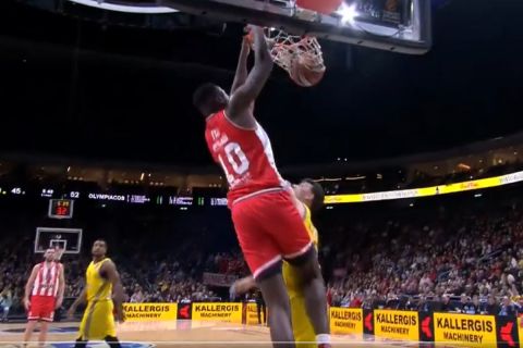 Ολυμπιακός: Το εντυπωσιακό posterize dunk του Φαλ με θύμα τον Γουέτζελ
