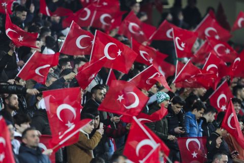 Τούρκοι φίλαθλοι στο διεθνές φιλικό της Τουρκίας με την Ιταλία στο Ικόνιο