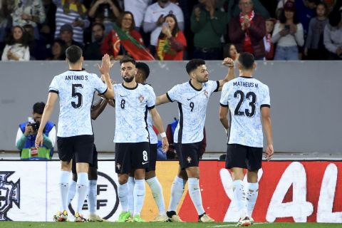 Οι παίκτες της Πορτογαλίας πανηγυρίζουν γκολ που σημείωσαν κόντρα στη Σουηδία σε φιλικό στο "Αφόνσο Ενρίκες", Γκιμαράες | Πέμπτη 21 Μαρτίου 2024