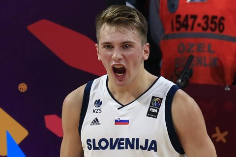 Ο Λούκα Ντόντσιτς πανηγυρίζει με την φανέλα της Σλοβενίας στο EuroBasket 2017