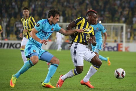 Feyenoord's Eric Botteghin, left, tries to stop Fenerbahce Emmanuel Emenike, right, during the Europa League group A soccer match between Fenerbahce and Feyenoord, in Istanbul, Thursday, Sept. 29, 2016. (AP Photo)