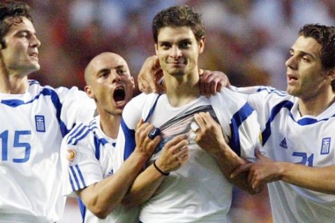 epa000226627 Greek striker Angelos Charisteas (2nd right) celebrates with team-mates (from left) Zisis Vryzas, Stylianos Giannakopoulos and Konstantinos Katsouranis after scoring the 1-0 lead during the Euro 2004 final between Portugal and Greece at Luz stadium in Lisbon on Sunday, 04 July 2004.  EPA/MATTHIAS SCFHRADER NO MOBILE PHONE APPLICATIONS