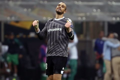 Betis goalkeeper Pau Lopez celebrates his side's 2-1 win at the end of the Europa League, Group F soccer match between AC Milan and Betis, at the San Siro Stadium in Milan, Italy, Thursday, Oct. 25, 2018. (AP Photo/Antonio Calanni)