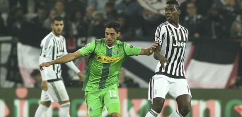 TURIN, ITALY - OCTOBER 21:  Lars Stindl of VfL Borussia Monchengladbach competes for the ball with Paul Pogba of Juventus FC during the UEFA Champions League group stage match between Juventus and VfL Borussia Moenchengladbach at Juventus Arena on October 21, 2015 in Turin, Italy.  (Photo by Marco Luzzani/Getty Images)