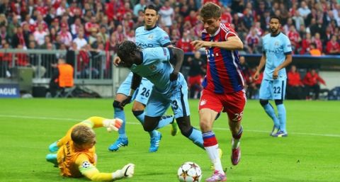 MUNICH, GERMANY - SEPTEMBER 17:  Thomas Mueller of Bayern Muenchen fails to score from close range after going past goalkeeper Joe Hart of Manchester City during the UEFA Champions League Group E match between Bayern Munchen and Manchester City at the Allianz Arena on September 17, 2014 in Munich, Germany.  (Photo by Alexander Hassenstein/Bongarts/Getty Images)
