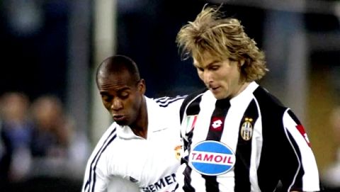Real Madrid's Flavio Conceicao (L) vies with Juventus Turin player Czech Pavel Nedved (R) during the Champions League semi-final second leg match at the Delle Alpi in Turin May 14, 2003. Italian champions Juventus cheer after they beat Real Madrid 3-1 here on Wednesday to progress to the final 4-3 on aggregate. Goals by David Trezeguet, Alessandro del Piero and Czech star Pavel Nedved saw off Real, who scored through a late effort by Zinedine Zidan