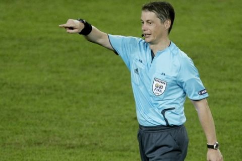 Referee Lubos Michel from Slovakia gestures during the quarterfinal match between the Netherlands and Russia in Basel, Switzerland, Saturday, June 21, 2008, at the Euro 2008 European Soccer Championships in Austria and Switzerland. (AP Photo/Matt Dunham)