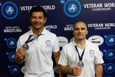 Ο Βασίλης Μπούκης στα 70 κιλά και ο Βασίλης Μπατάλας στα 88 κιλά της ελληνορωμαϊκής κατάφεραν να ανέβουν στο τρίτο σκαλί του βάθρου προσθέτοντας ακόμα δύο μετάλλια για τη χώρα μας στο Παγκόσμιο Πρωτάθλημα Βετεράνων πάλης.