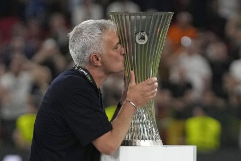 Ο Ζοζέ Μουρίνιο φιλάει το τρόπαιο του Conference League που κατέκτησε το 2022 με την Ρόμα 