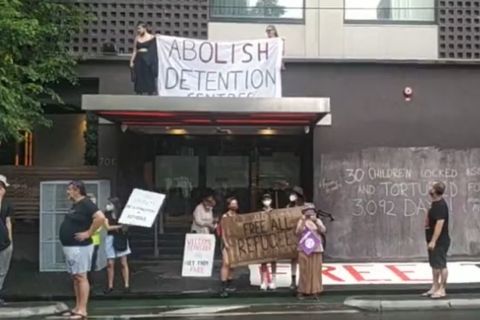 Διαδηλωτές στο ξενοδοχείο όπου κρατείτε ο Τζόκοβιτς και αρκετοί μετανάστες