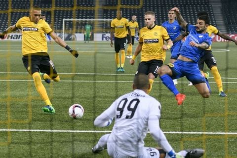 Young Boys' French forward Guillaume Hoarau (L) scores a penaly against APOEL'S Dutch goalkeeper Boy Waterman during the UEFA Europa League group stage football match beetween Young Boys and APOEL on October 20, 2016 at the Stade de Suisse in Bern. / AFP / FABRICE COFFRINI        (Photo credit should read FABRICE COFFRINI/AFP/Getty Images)