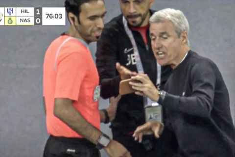 Ο Λουίς Κάστρο δείχνει στον διαιτητή με το κινητό το γκολ του Ρονάλντο που ακυρώθηκε για οφσάιντ