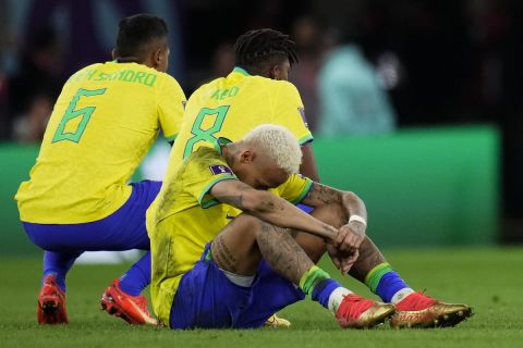 Οι παίκτες της εθνικής Βραζιλίας απογοητευμένοι μετά τον αποκλεισμό από την Κροατία