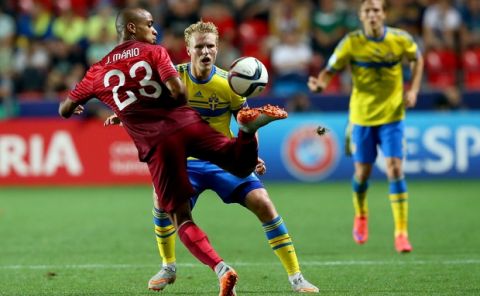 PRAGUE, CZECH REPUBLIC - JUNE 30:  Oscar Hiljemark (R) of Sweden and Joao Mario of Portugal battle for the ball during the UEFA European Under-21 final match between Sweden and Portugal at Eden Stadium on June 30, 2015 in Prague, Czech Republic.  (Photo by Martin Rose/Getty Images)
