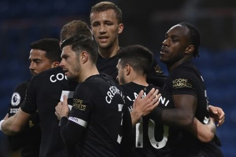 Οι παίκτες της Γουέστ Χαμ πανηγυρίζουν τα γκολ του Μάικλ Αντόνιο για την Premier League /3-5-2021