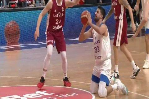 Λετονία - Ελλάδα: Το τρελό καλάθι του Χουγκάζ έφερε απίστευτο παραλήρημα στα ελληνικά από τον σπορτκάστερ της FIBA
