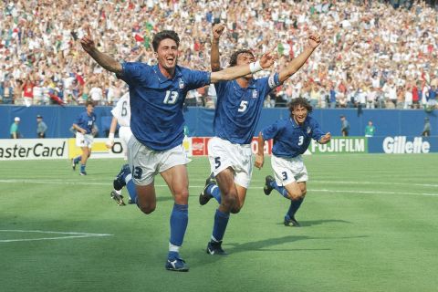 Ο Ντίνο Μπάτζο πανηγυρίζει γκολ με τη φανέλα της εθνικής Ιταλίας στο Μουντιάλ των ΗΠΑ κόντρα στην Νορβηγία | 23 Ιουνίου 1994