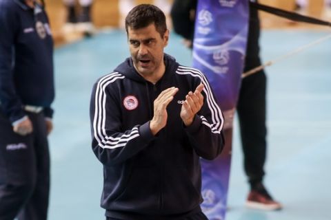 Ο Δημήτρης Καζάζης σε στιγμιότυπο από αγώνα του Ολυμπιακού στη Volley League