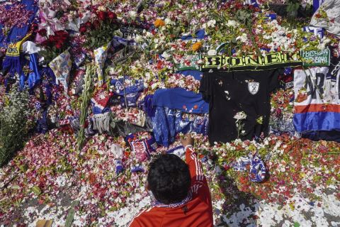Άνδρας αφήνει λουλούδια στο μνημείο των θυμάτων της τραγωδίας στην Ινδονησία