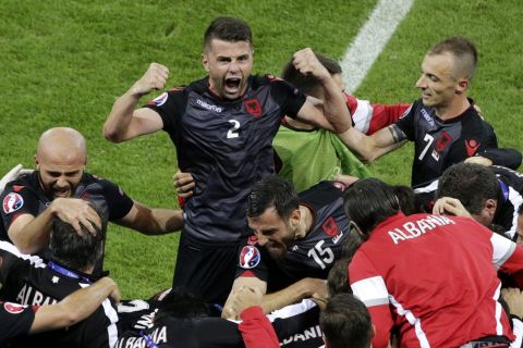 epaselect epa05378419 Players of Albania celebrate their 1-0 lead during the UEFA EURO 2016 group A preliminary round match between Romania and Albania at Stade de Lyon in Lyon, France, 19 June 2016.

(RESTRICTIONS APPLY: For editorial news reporting purposes only. Not used for commercial or marketing purposes without prior written approval of UEFA. Images must appear as still images and must not emulate match action video footage. Photographs published in online publications (whether via the Internet or otherwise) shall have an interval of at least 20 seconds between the posting.)  EPA/MAST IRHAM   EDITORIAL USE ONLY