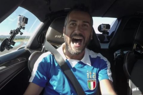 Τρέχει με 300 χλμ/ώρα και τραγουδάει τον ύμνο της Ιταλίας!