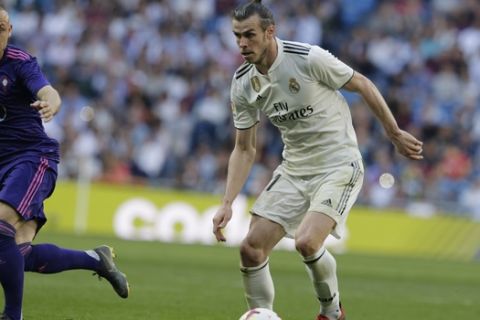 Real Madrid's Gareth Bale controls the ball during a Spanish La Liga soccer match between Real Madrid and Celta at the Santiago Bernabeu stadium in Madrid, Spain, Saturday, March 16, 2019. (AP Photo/Paul White)