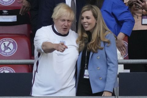Ο Άγγλος πρωθυπουργός Μπόρις Τζόνσον παρακολουθεί μαζί με τη σύζυγό του, Κάρι, τον ημιτελικό του Euro 2020 Αγγλία - Δανία από τις εξέδρες του Γουέμπλεϊ | 7 Ιουλίου 2021