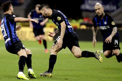 Inter Milan's Matteo Politano, center, celebrates after scoring his side's opening goal -during a Serie A soccer match between Inter Milan and Chievo, at the San Siro stadium in Milan, Italy, Monday, May 13, 2019. (AP Photo/Luca Bruno)