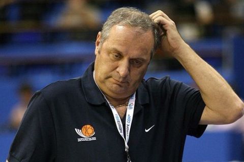 Ο Σβι Σερφ όταν ήταν προπονητής του Ισραήλ, από αγώνα με την ΠΓΔΜ για το Eurobasket 2009