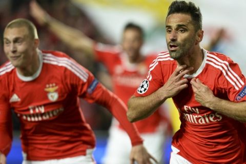 Benfica's Brazilian forward Jonas Oliveira (R) celebrates after scoring during the UEFA Champions League round of 16 football match SL Benfica vs FC Zenith Saint-Petersburg at the Luz stadium in Lisbon on February 16, 2016. / AFP / PATRICIA DE MELO MOREIRA        (Photo credit should read PATRICIA DE MELO MOREIRA/AFP/Getty Images)