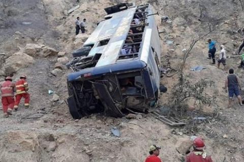 Λεωφορείο έπεσε σε χαράδρα και σκοτώθηκαν οκτώ φίλαθλοι της Μπαρτσελόνα SC