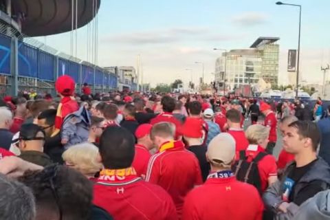 Τελικός Champions League 2022: Το VIDEO του SPORT24 με τους οπαδούς της Λίβερπουλ έξω από το Σταντ ντε Φρανς