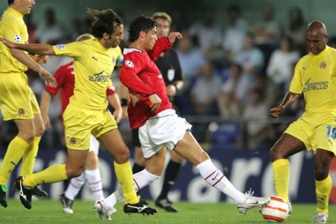 Ο Μάρκος Σένα και ο Σάντι Καθόρλα της Βιγιαρεάλ σε μονομαχία με τον Κριστιάνο Ρονάλντο της Μάντσεστερ Γιουνάιτεντ για τη φάση των ομίλων του Champions League 2005-2006 στο "Μαδριγάλ", Βιγιαρεάλ| Τετάρτη 14 Σεπτεμβρίου 2005