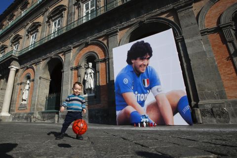 Εικόνα του Ντιέγκο Μαραντόνα σε κεντρικό δρόμο της Νάπολης 