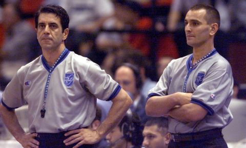 Στο Ευρωμπάσκετ 2001, ο Νίκος Πιτσίλκας με τον νεανία τότε (μόλις 29 ετών) Ίλια Μπελόσεβιτς