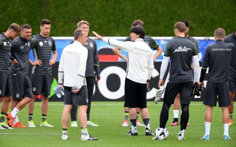 epa05352757 Germany's head coach Joachim Loew (C R) and goalkeeper coach Andreas Koepke (C-L) instruct players during a training session of the German national soccer team on the training pitch next to team hotel in Evian, France, 09 June 2016. The UEFA EURO 2016 takes place from 10 June to 10 July 2016 in France.  EPA/ARNE DEDERT