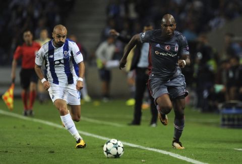 Besiktas' Ryan Babel, right, vies for the ball with Porto's Andre Andre during the Champions League group G soccer match between FC Porto and Besiktas at the Dragao stadium in Porto, Portugal, Wednesday, Sept. 13, 2017. (AP Photo/Paulo Duarte)