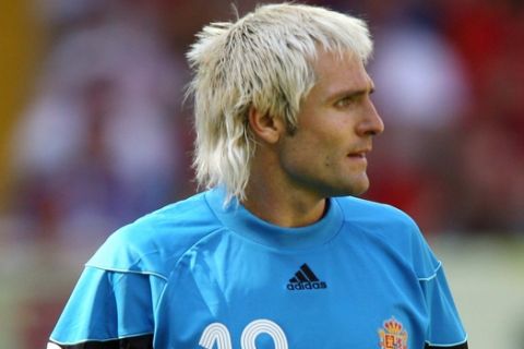 Spanish goalkeeper Santiago Canizares is seen during the opening round Group H World Cup football match between Saudi Arabia and Spain at Kaiserslautern's Fritz-Walter Stadium, 23 June 2006. Spain were leading 1-0 at half-time.       AFP PHOTO / VALERY HACHE--DV74984