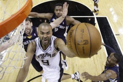 San Antonio Spurs' Tony Parker (9), of France, drives to the basket as Memphis Grizzlies' Marc Gasol, left, of Spain, Tony Allen (9) and Mike Conley, right, defend during the first quarter of Game 2 of a first-round NBA basketball playoff series, Wednesday, April 20, 2011, in San Antonio. (AP Photo/Eric Gay)