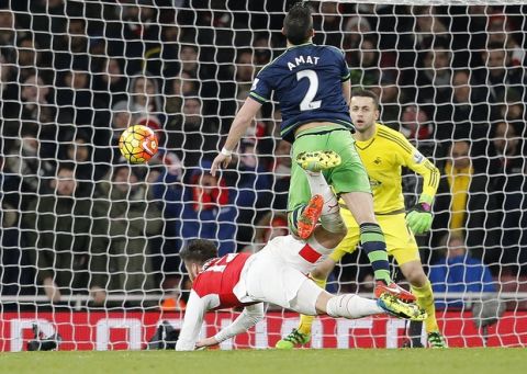 Arsenal's Olivier Giroud, left, and Swanseas Jordi Amat challenge for the ball during the English Premier League soccer match between Arsenal and Swansea City at the Emirates stadium in London, Wednesday, March 2, 2016. (AP Photo/Frank Augstein)