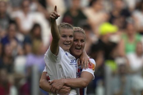 Οι παίκτριες της Λιόν πανηγυρίζουν γκολ εις βάρος της Μπαρτσελόνα στον τελικό του Champions League γυναικών | 21 Μαΐου 2022