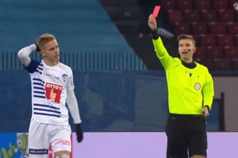 Ο Τσούμιτς δέχεται την κόκκινη κάρτα γιατί έβγαλε τη φανέλα μετά το γκολ που πέτυχε