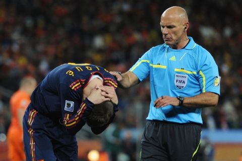 JOHANNESBURG, SOUTH AFRICA - JULY 11: Referee Howard Webb checks on Gerard Pique of Spain after a challenge during the 2010 FIFA World Cup South Africa Final match between Netherlands and Spain at Soccer City Stadium on July 11, 2010 in Johannesburg, South Africa.  (Photo by Jasper Juinen/Getty Images)