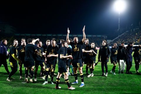Άρης: Πάρτι στο Βικελίδης, παίκτες και κόσμος πανηγύρισαν την πρόκριση στον τελικό του Κυπέλλου Betsson