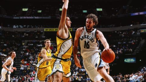 MEMPHIS, TN - DECEMBER 18:  Pau Gasol #16 of the Memphis Grizzlies drives around Andreas Glyniadakis #11 of the Seattle SuperSonics during a game at the FedExForum on December 18, 2006 in Memphis, Tennessee.  The Grizzlies won 136-126.  NOTE TO USER: User expressly acknowledges and agrees that, by downloading and/or using this Photograph, user is consenting to the terms and conditions of the Getty Images License Agreement. Mandatory Copyright Notice: Copyright 2006 NBAE (Photo by Joe Murphy/NBAE via Getty Images)