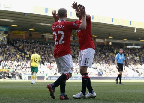 Manchester United's Paul Scholes (L) celebrates with Ryan Giggs after scoring during their English Premier League soccer match against Norwich City at Carrow Road in Norwich, south-east England, February 26, 2012.   REUTERS/Darren Staples  (BRITAIN  - Tags: SPORT SOCCER) FOR EDITORIAL USE ONLY. NOT FOR SALE FOR MARKETING OR ADVERTISING CAMPAIGNS. NO USE WITH UNAUTHORIZED AUDIO, VIDEO, DATA, FIXTURE LISTS, CLUB/LEAGUE LOGOS OR "LIVE" SERVICES. ONLINE IN-MATCH USE LIMITED TO 45 IMAGES, NO VIDEO EMULATION. NO USE IN BETTING, GAMES OR SINGLE CLUB/LEAGUE/PLAYER PUBLICATIONS
