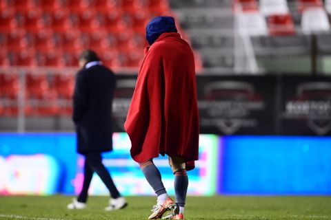 Ο Ντανιέλ Ποντένσε αποχωρεί με μια κουβέρτα στην πλάτη από το γήπεδο του Πανσερραϊκού